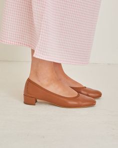 Step out in style with these vintage tan ballet pumps! Crafted from supple leather, these pumps are designed with comfort and chic style in mind- perfect for any occasion. Slip on a pair for a look that is classic and timeless. UK size 7