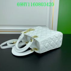 Size: 24cm It comes with Dust box, Care manual, Tag, and Paper bag. Clutch Bag, Paper Bag, Things To Come, Shoulder Bag, Tags