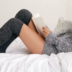 Comfy Sweater Socks, Foto Tips, Foto Poses, Poses Para Fotos Sexis, Reading A Book, Knee High Socks