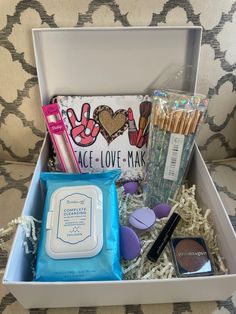 This mystery box is perfect for all makeup lovers! Makeup lovers will enjoy the thrill of opening their surprise box to see what is included in their box! Each box will consist of at least 5 items. It will be a mix of makeup, makeup tools and face cleaning products. All boxes will have sample size make up samples but you can upgrade to receiver a full size item. You can also add a high end makeup item such as an item from Too Faced, Urban Decay, Tarte, Etc for an extra fee. Makeup Boxes Gift, Face Cleaning Products, Fun Make Up Kits, Makeup Gift Box Ideas, Makeup Set Box Gifts, Mystery Box Ideas, Makeup Gift Box, Inexpensive Makeup, Face Cleaning