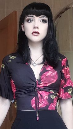 Line Eyebrows, Eyebrows Shape, Goth Outfit Ideas, Cute Date Outfits, Goth Model, Gothic Models, Hair Line, Gothic Emo