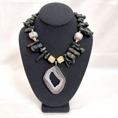 Black coral, round agate stones, square metal beads, and sliced agate pendant Resin And Clay, Black Agate Stone, Diy Jewellery Designs, Original Necklace, Black Choker Necklace, Natural Stone Necklace, Black Coral, Natural Stones Necklace, Black Choker