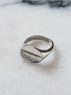 * Anillo Sello en Plata inspirado en el horizonte del mar. - Este anillo esta hecho en plata. - Fue moldeado en cera y luego hecho en plata. - El grabado es a mano utilizando un buril. - El tamaño puede ser ajustado a cualquier medida ++Hecho a mano en Barcelona, España Silver Signet Ring, Love Design, Hand Engraving, Signet Ring, Sterling Ring, Rings Statement, Statement Rings, Sterling Silver Rings, Barcelona