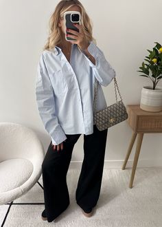 La chemise à rayures oversize en 100% coton OCÉANE est le choix parfait pour un look décontracté et chic. Fabriquée avec des matériaux de haute qualité, elle vous offre un confort optimal tout en ajoutant une touche de style à votre garde-robe. Son design oversize vous permet de la porter de différentes façons selon vos préférences. Coupe oversize 100% coton Motif à rayures. Patte de boutonnage Col à revers Fermeture boutonnée aux poignets Dimensions - longueur chemise 78 cm, épaules 21 cm, manc Outfit Chemise Blanche, Chemise Outfit, Coquette Outfits, Top Jean, Outfit Style, Life Style, Style Me, Porter