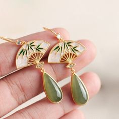 Instruções Origami, Jade Earrings, Fan Earrings, Jewelry Lookbook, Jade Jewelry, Accessories Jewelry Earrings, Dream Jewelry, Stylish Jewelry, Pretty Jewellery