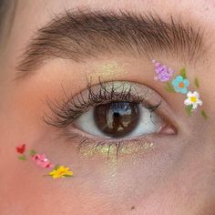 Colorful Graphic Liner, Color Eyeliner Makeup, Shower Makeup, Funky Makeup, Eyeliner Ideas, Makeup Challenge, Flower Makeup, Cute Eye Makeup, Carnival Makeup