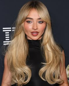 Sabrina Carpenter Face Shape, Sims 4 Sabrina Carpenter, Blonde Hair W Bangs, Sabrina Carpenter Hair Layers, Sabrina Hair, Hair W Bangs, Bridesmaids Makeup