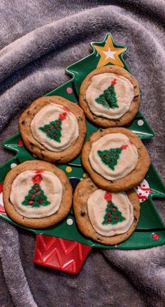 cookies with frosting and christmas trees on them are arranged in the shape of a christmas tree