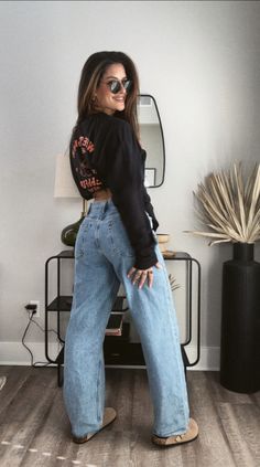 Baggy Clothes Outfit Fall, Gen Z Jeans Outfit, Baggy Jeans Outfit Autumn, Loose Jeans Outfit Winter, Baggy Straight Leg Jeans Outfits, Baggy Mom Jeans Outfit, Womens Baggy Jeans Outfit, How To Style Baggy Jeans Outfit Ideas, Jeans Grunge Outfit