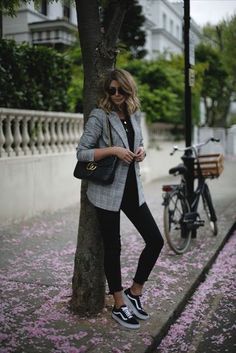 Full black outfit with a checked blazer and black sneakers. Relaxed and chic work outfit | @emmahill Toddler Sneakers Girl, Full Black Outfit, Work Outfits Frauen, Emma Hill, Plaid Outfit, Chic Work Outfit, Minimalist Moda, Minimalist Street Style