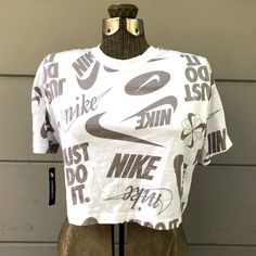 Nike Has ‘Cool’ Figured Out. This Super Sweet Cropped T Is Comfort And Edge All In One. New With Tags, Super Rad. Enjoy This: The Basis Of So Many Cool Outfits .. Jordan Logo Wallpaper, Nike Crop Top, Athletic Crop Top, Jordan Logo, Nike Crewneck, Nike Tank Tops, Logo Wallpaper, White Sports Bra, New Nike Air