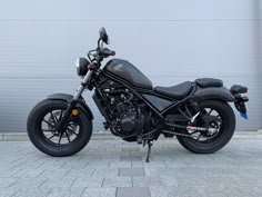 a black motorcycle parked in front of a building