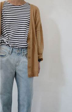 brown cardigan striped tee light mom denim jeans Mama Jeans, Minimalist Moda, Stripe Shirt, Inspiration Mode, Fashion Mode, Mode Inspiration, Outfit Casual, Looks Vintage, Outfits Casuales