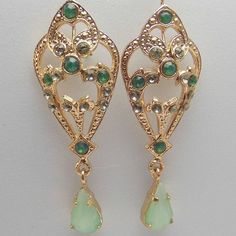 Elegant Italian gold pendant earrings: Art Nouveau style and sparkling crystals. These refined drop earrings embody the timeless elegance of the Liberty design, embellished with European crystals that shine in emerald green and white. Simple drops of light green quartz complete the look with a touch of subtlety. **Created to shine on every occasion * Perfect for ceremonies, parties, theater evenings or business meetings * Sophisticated and precious style that captures attention * Lightweight and Gold Pendant Earrings, Gold Cleaner, Vintage Gold Earrings, Emerald Green Earrings, Free In French, Earrings Dangling, Earrings Art, Earrings Antique, Green Quartz