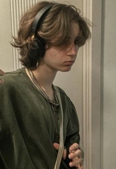 Grunge Shag Haircut Short, Masculine Long Haircut, Short Hairstyle Gender Neutral, Masc Haircuts Ftm Straight Hair, Short Hairstyle Androgynous, Masculine Haircut Ftm Round Face, Short Gender Fluid Hair, Soft Masc Haircut, Fluffy Pixie Haircut