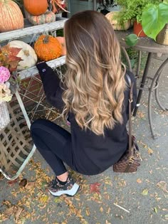 fall hair colors, winter hair color, dark fall hair colors, brunette balayage hair Carving Apple, Kaley Cuoco Body, Messy French Braids, Aesthetic Fall Vibes, Autumn Fall Aesthetic, Halloween Halloween Costumes, Studera Motivation, Diy Hot Chocolate, Haircut 2024