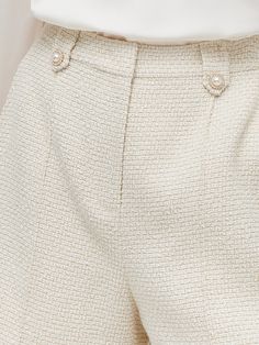 -Wool blend -A-line fit -With metallic threads These elegant wool shorts feature a versatile design enhanced with shimmering threads that add a touch of sophistication and elegance. Crafted from high-quality wool, they ensure comfort while maintaining a classic look. Perfect for a variety of settings, these shorts can be dressed up or down, making them a stylish and practical addition to any wardrobe.Ivory White Tweed A-Line Women ShortsGoodsNo: 1C8L1A120• Fit Type: Fit• Elastic: Non-elastic• Th Elegant Wide Leg Beige Shorts, Elegant Cream Shorts For Spring, Elegant Fitted Cream Shorts, Elegant Cream Spring Shorts, Spring Tweed Bottoms In Beige, Spring Beige Tweed Bottoms, Short Tweed Bottoms For Work, Elegant Fitted Beige Shorts, Elegant Beige Fitted Shorts