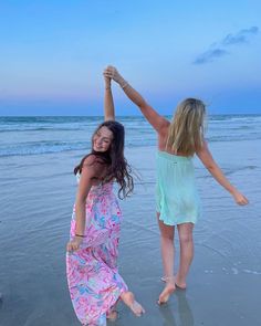 Beach Pics To Take With Your Bestie, Beach Picture Poses Friends Photo Ideas, Beach Pictures To Take With Best Friend, Beach Photo With Bestie, Pictures To Take With Your Best Friend At The Beach, Pictures To Take At The Beach With Bff, Beach Poses With Friends Photo Ideas, Beach Pics 2 People, Beach Pics With Bestie