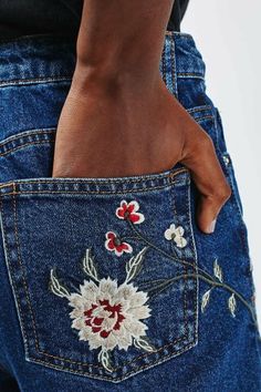 DIY facile : comment customiser un jean en un tour de main Embroidered Mom Jeans, Denim Embroidery, Diy Vetement, Boyfriend Jean, High Waisted Mom Jeans, Mom Jean, Embroidered Denim, Embroidered Jeans, Denim Wash