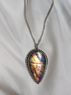 Handmade 925 sterling silver pendant with flashy labradorite stone lily and William jewelry affordable