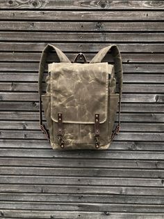 This backpack is made from heavy weight waxed canvas in the color field tan with an exterior volume pocket under the closing flap I made it into an everyday backpack/rucksack, with waxed canvas padded straps. Closing flap with adjustable closing strap and clasps, with pouch buttons and outside pocket with protective flap. This backpack as a bottle pocket on each side This rucksack is fully lined with a waterproof cotton canvas to avoid staining when spilling liquids inside. a padded backside and Hipster Backpack, Canvas Sling Bag, Waxed Canvas Backpack, Canvas Rucksack, Leather Patterns, Motorcycle Bag, Everyday Backpack, Bicycle Bag, Canvas Messenger Bag