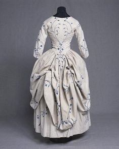 Embroidered Linen Robe a la Polonaise, ca. 1770s 18th Century French Fashion, 1770s Fashion, Polish Dress, 18th Century Women