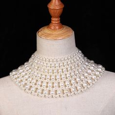 Pearl choker Trending Beaded Jewelry, Avatar Clothing, Bride Pearl Necklace, Beads Clothes, Shawl Fashion, Shoulder Necklace, Thai Costume, Chain Bra, Necklace Top