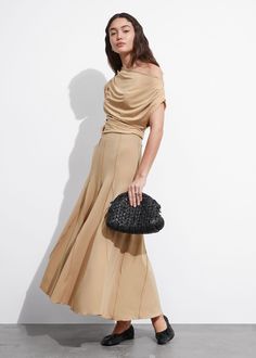 Pleated Midi Skirt Top And Skirt Outfit, Summer Style Guide, Beige Skirt, Knit Outerwear, Skirt Trends, Linen Sweater, Skirts Midi High Waisted, Elegant Skirt, Skirt Midi