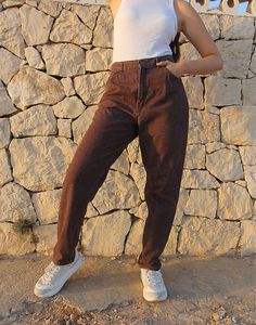 Mom jeans in brown. High rise. Zipper fly. Front and back pockets. Tapered leg. Size EU 40 / UK 12 Actual measurements - 30"(76cm) waist - 40"(102cm) hips - 30.5"(77cm) inner leg - 13"(33cm). Composition - 100% Cotton Condition - Excellent. Sustainability - Vintage Handpicked, repaired and ready to wear. This is an original vintage item, not new and minor signs of wear and age are expected, we will highlight any major flaws. Model is a size UK 6/8 and is 5'7" tall Brown Straight Leg Streetwear Bottoms, Brown Straight Leg Bottoms For Streetwear, Mid-rise Brown Pants For Streetwear, Trendy High Waist Brown Jeans, Trendy Brown High Waist Jeans, Trendy Brown High-waist Jeans, Brown Wide Leg Jeans With Pockets, Brown Cotton Jeans With Belt Loops, Baggy Brown Straight Leg Jeans