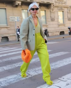 Minimalist Trousers Outfit, Brunch Event Outfit, Street Style Fashion Week 2023, 2023 Fashion Street Style, Fall Street Style 2022, Colorblocking Outfit, Orange Street Style, Orange Shoes Outfit, Street Fashion 2023