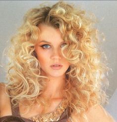 80s Curly Hair, Curly Hair Celebrities, Big Curly Hair, 80s Hair, Blonde Curly Hair, Pinup Art, Curly Hair Women, Long Blonde, Long Blonde Hair