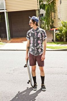 Everything that's trendy in young men's fashion: Floral button-down, five-panel hat, long socks and sneakers, aviators and skateboards. Hommes Grunge, Long Socks Outfit, Young Mens Fashion, Sock Outfits, Long Socks