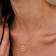 Collier « Choisissez toujours votre chemin » Nous vous présentons notre magnifique collier boussole pour femme, symbole d'orientation et d'aventure. Cette pièce magnifiquement conçue est en acier inoxydable et disponible en deux options exquises : l'or pour une touche luxueuse et l'argent pour un look élégant et classique. Parfaits à porter au quotidien, ces colliers sont non seulement élégants mais aussi pratiques, car les deux versions sont imperméables. Démarquez-vous avec cet accessoire poly Compass Necklace Aesthetic, Gold Compass Necklace, Compass Jewelry, North Star Necklace, Travel Necklace, Women Necklaces, Find Inner Peace, Compass Pendant, Compass Necklace