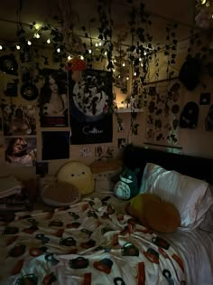 One Bed Bedroom Ideas, Room Ideas With Queen Bed, Grungecore Room, Clean Maximalist Bedroom, Minimalist Grunge Bedroom, Alternative Room Ideas, Alt Room Aesthetic, Rooms With Tapestries, Room Grunge Aesthetic