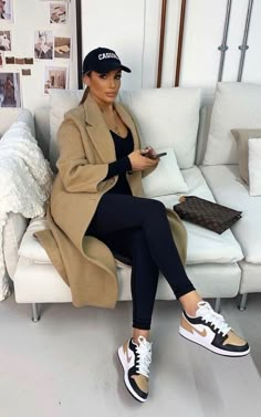 beige peacoat woman Cute Summer Outfit Ideas Black Women, Outfit Ideas Winter Work Business Casual, Painted Trainers, Katerina Themis, Winter Fashion Outfits Casual, Outfit Chic, Neue Outfits, Classy Casual Outfits, Fall Fits