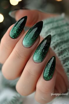 Black Ombre Nails Glitter, Black And Green Ombre Nails, Nail Art Degrade, Green And Black Nail Ideas, Black And Green Nail Ideas, Acotar Inspired Nails, Slytherin Nail Ideas, Wicked Nails Musical, Black And Green Nails Designs