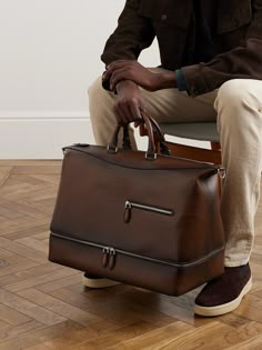 Berluti's bag has been expertly crafted in France from premium Venezia leather that will develop a unique patina over time. Designed with both top handles and a detachable shoulder strap, it's sized to hold everything you need for a weekend away and features a zipped compartment at the base to keep shoes separate from your clothes. Leather Bags Men, Leather Bags For Men, Leather Man Bags, Mens Weekender Bag, Men’s Bags, Mens Bag, Leather Products Ideas, Leather Goods, Berluti Bag