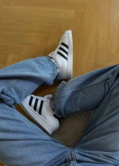 Superstar er en klassisk sko fra Adidas, der oprindeligt blev lavet til basketballspillere. Skoen er lavet i læder og med de takkede tre striber, den ikoniske skaltå og logo er det en ægte Adidas klassiker. Og Logo, Puma Shoes, My Personal Style, Fit Ideas, A Jacket