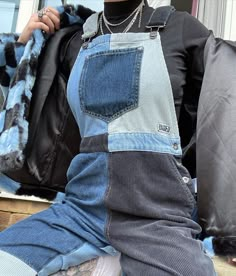 Upcycle Dungarees, Diy Dungarees, Costume Jeans, Combat Jeans, Diy Clothes Jeans, Denim Diy Clothes, Ropa Upcycling, Ragged Jeans