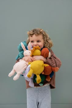 All animal friends are here for your toddler if he or she wants to cuddle, play and sleep. What makes the hugs even more special is the fact that they are made of durable material. The plush toys are available in two different sizes: the big one is 38 cm long and the smaller one is 26 cm long. These animal plush toys will look so cute and fashionable in your toddler's room! Kids Hugging, Teddy Photos, Baby Hug, Hugs And Cuddles, Modern Toys, Toy Photography, Toy Horse, Knitted Animals, Newborn Essentials