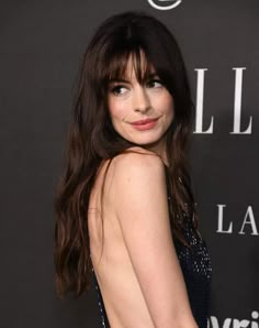 Anne Hathaway Long Hair, Anne Hathaway Makeup, Dark Winter Hair Color, Dark Hair Bangs, Anne Hathaway Hair, Tousled Hair, Low Maintenance Haircut, Haircut Inspo, 2024 Style