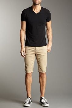 Casual. Polera y shorts ajustados, sorprendentemente no tan gay. Me gusta. Casual Shorts Outfit, Street Style Vintage, Basic Fashion, Beige Shorts, Neue Outfits, Outfits With Converse, Sharp Dressed Man, His Style, Casual Summer Shorts