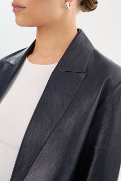 Laissez-vous séduire par l'élégance intemporelle du blazer en cuir QUIRINA, un ajout essentiel à toute garde-robe distinguée. Conçu avec un col à pointe et orné de poches à rabat classiques, ce blazer dégage sophistication et polyvalence. Sa construction non doublée garantit une sensation de légèreté, idéale pour traverser les saisons de transition avec aisance. Associez-le facilement avec un jean et un tee-shirt pour un ensemble discret mais chic, ou adoptez une allure professionnelle raffinée Lapel Design, Feather Light, Leather Blazer, Swim Accessories, Classic Flap, Summer Sale, Skirt Pants, Flap Pocket, Dress Accessories