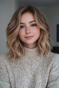 Shoulder Length Haircut Ideas, Sandy Blonde Balayage, Balayage Medium, Trendy Hairdos, Shoulder Length Haircut, Medium Length Blonde Hair, Shoulder Length Blonde, Short Layered Bob Haircuts, Textured Haircut