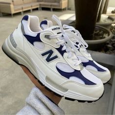 New Balance 992 White ,, Navy ~~~ Worn Maybe Once Or Twice ~~~ Chunky ~~~ Comes With Box ~~~ Essential Shoe, Clean Colorway ~~~ Sz 11 ~~~ Throw Offers ~~~ #Newbalance #Aimeleondore #990 Sneaker New Balance, Dr Shoes, Shoe Wishlist, Haikou, Nike Sneaker, Fresh Shoes, Hype Shoes, Shoe Inspiration, Shoe Inspo