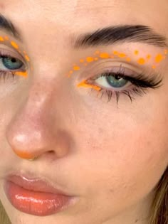 Hooded Eye Graphic Eyeliner, Colored Liner Looks, Orange Graphic Liner, Artistic Makeup Creative, Colorful Graphic Liner, Graphic Liner Ideas, Abstract Makeup, Eyeliner Ideas, Orange Makeup