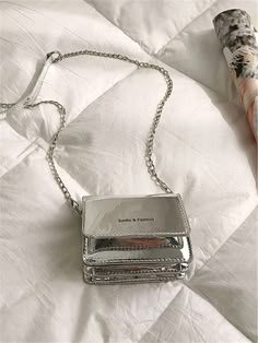 Bolsa quadrada mini metálico carta gráfica cadeia | SHEIN Brasil Cheap Silver Bag, Silver Square Bag With Chain Strap, Mini Silver Bag, Shein Mini Bag, Cheap White Bags With Chain Detail, Jesus Gifts, Accessory Inspo, Jewelry Outfit, Chain Bags