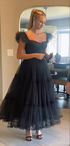 Tiered Tulle Dress With Sleeves, Black Corset Tulle Dress, 50s Prom Hairstyles, Prom Dresses With Puff Sleeves, Puffy Midi Dress, Mid Prom Dress, Puff Sleeve Dress Prom, Puffy Bridesmaid Dresses, Tule Dress Outfit