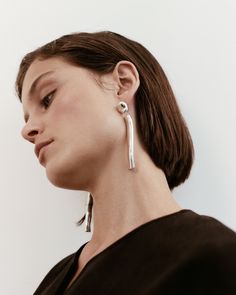 Disponible en argent sterling avec un dessus en onyx.
 Mesure 3-1/2" de long
 Poteau en argent sterling
 Fait à la main à New York
 L’expédition de ce style peut prendre 2 à 4 semaines.

 Également disponible dans une version plus courte : Boucles d'oreilles courtes Ellsworth Stunning Earrings, Pearl Chain, Pendant Bracelet, Pearl Studs, Unique Charms, Elegant Earrings, Handmade Sterling Silver, Silver Hoops, Silver And Gold