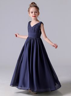 Dainty yet striking, this flower girl dress is the epitome of elegance and charm. The dress features a beautifully designed V-neckline with gentle pleats that add a touch of sophistication to the bodice. The wide satin waistband cinches at the waist, creating a lovely, defined silhouette. The skirt flows gracefully to the floor, made from layers of soft chiffon that move with ease, creating a fluid and enchanting look. The rich navy blue color of the dress is both classic and chic, making it an Sleeveless Flower Girl Dresses, Homecoming Dresses Lace, Prom Dress Plus Size, Sleeveless Bridesmaid Dresses, Dress 2022, Junior Bridesmaid Dress, Evening Party Gowns, Burgundy Prom Dress, Plus Size Prom Dresses